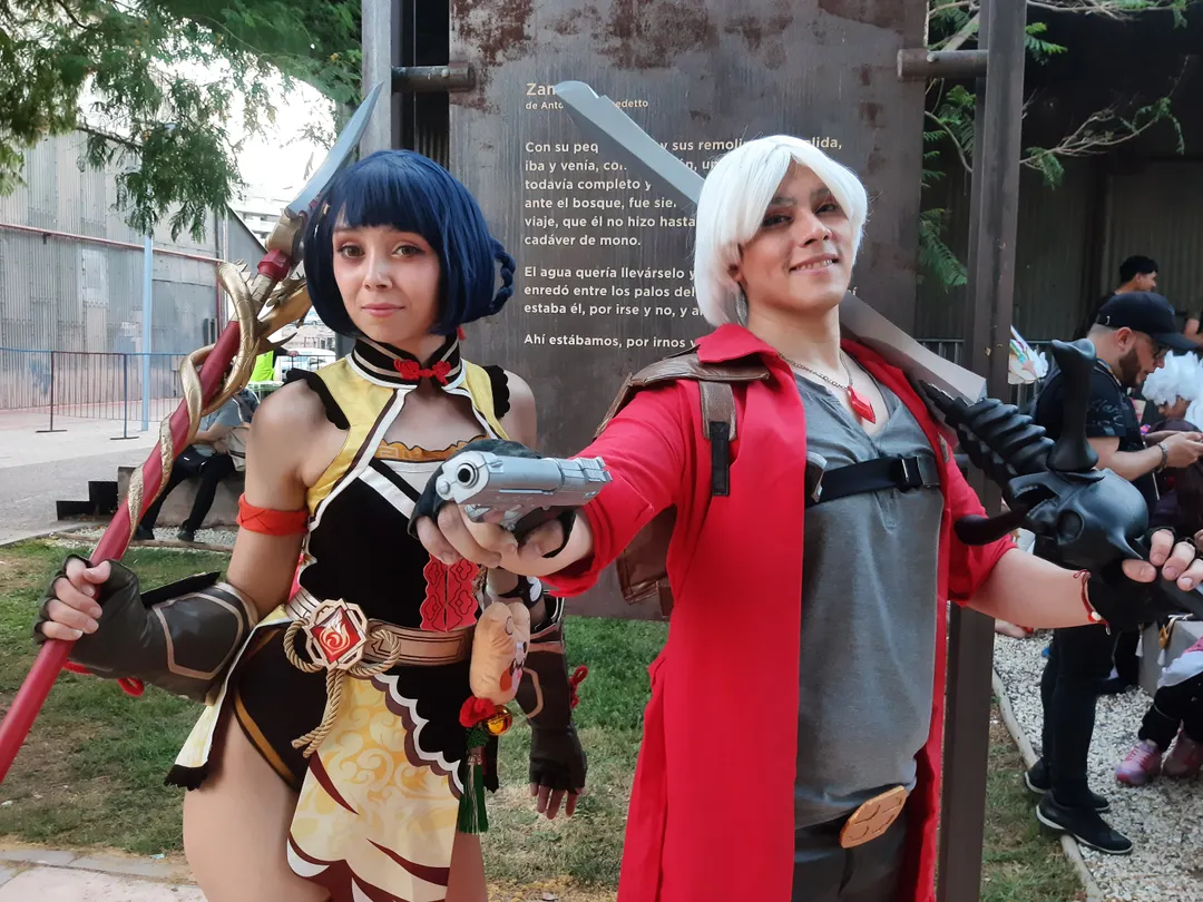 Xiangling de Genshin Impact junto a Dante de Devil May Cry.