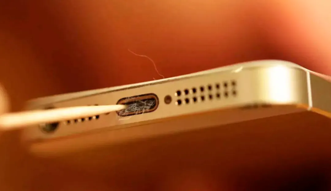 El conector USB del teléfono es un imán para el polvo, pelusas de bolsillos, fibras textiles y pequeñas partículas.