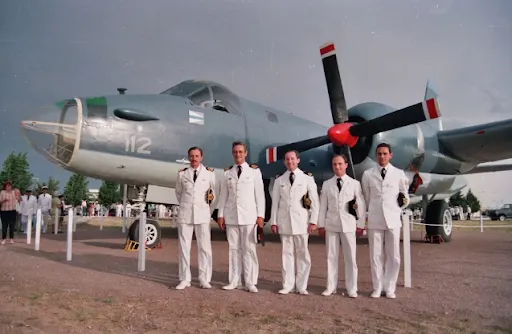 El avión Neptune 2-P-112 de la Escuadrilla Aeronaval de Exploración y su tripulación. De izq a der: Los entonces Capitanes de Fragata Sergio Sepetich y Ernesto Proni Leston, el Teniente de Fragata José Pernuzzi, y los suboficiales Luis Del Negro y Hugo Saavedra. Imágen: El avión Neptune 2-P-112 de la Escuadrilla Aeronaval de Exploración y su tripulación. De izq a der: Los entonces Capitanes de Fragata Sergio Sepetich y Ernesto Proni Leston, el Teniente de Fragata José Pernuzzi, y los suboficiales Luis Del Negro y Hugo Saavedra. 