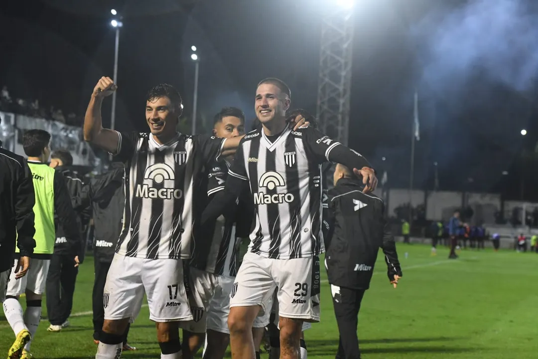 Ignacio Sabatini y Agustín Módica festejan el gol del 1-0 de Gimnasia en una noche pasada por agua. 