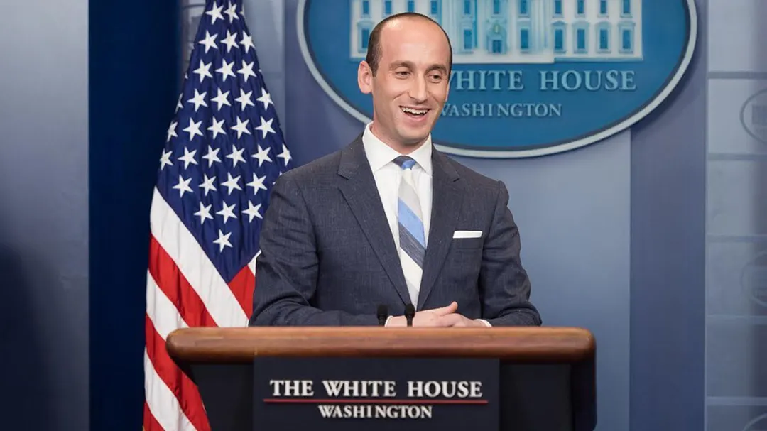 Stephen Miller, el asesor que aporta más que ideas a la administración Trump (y a la de Milei).