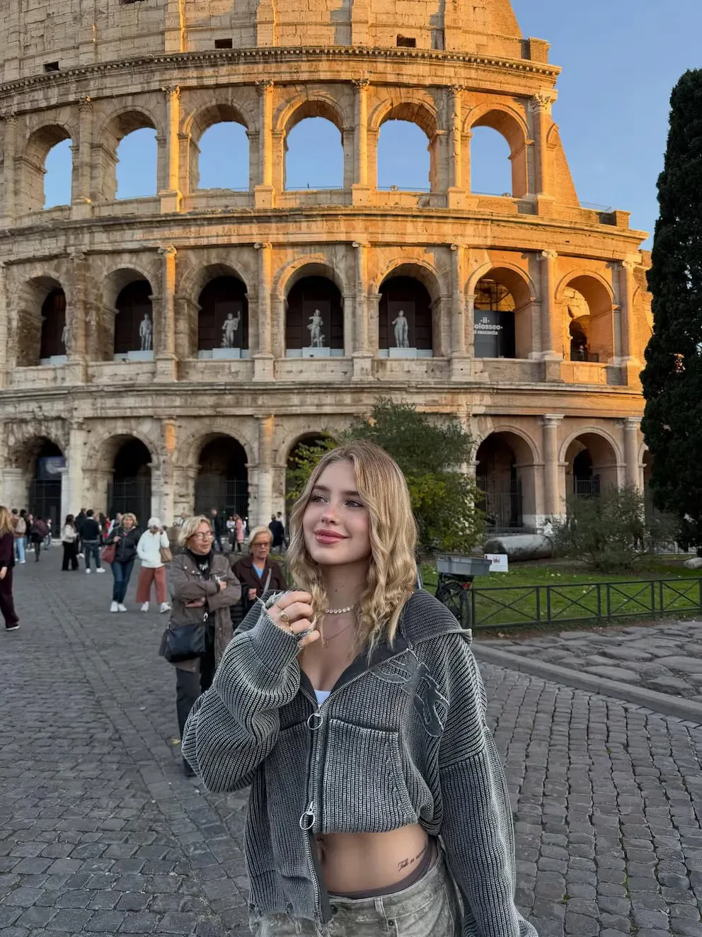 Su campera gris oversize, los accesorios dorados y una actitud relajada definieron su paso por la capital italiana.