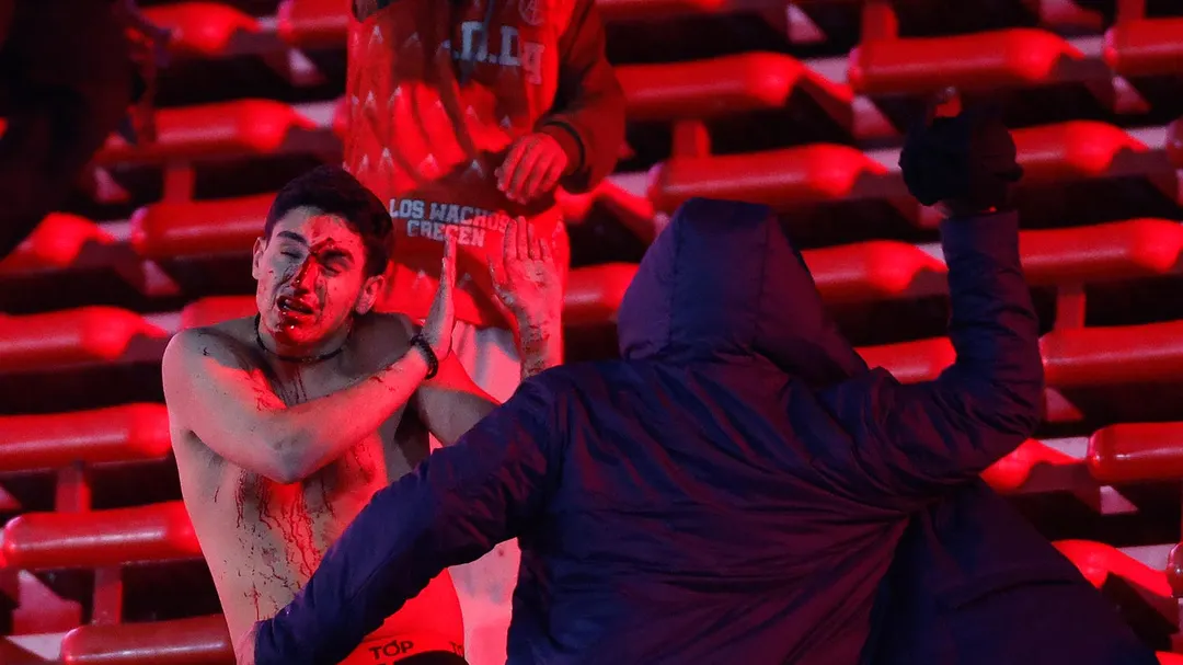 Sigue la investigación tras los serios incidentes en el partido entre Independiente de Avellaneda y Universidad de Chile.