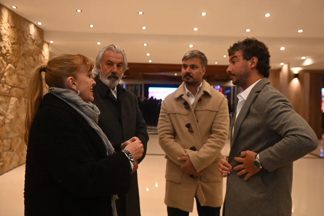 Edgardo, Matías y Franco Parlanti junto a Patricia Giménez, en plena charla.