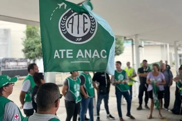 La Administración Nacional de Aviación Civil anunció una medida de fuerza para el 21 de abril. 