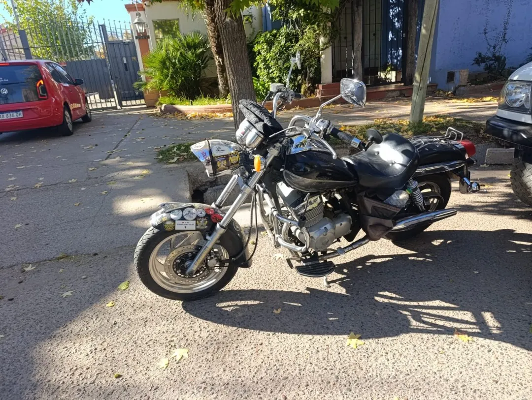 Motocicleta secuestrada en Las Heras durante los operativos.