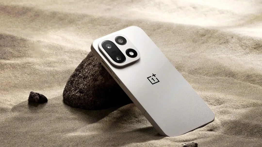 OnePlus 15 incluye una masiva batería para garantizar autonomía ininterrumpida todo el día.