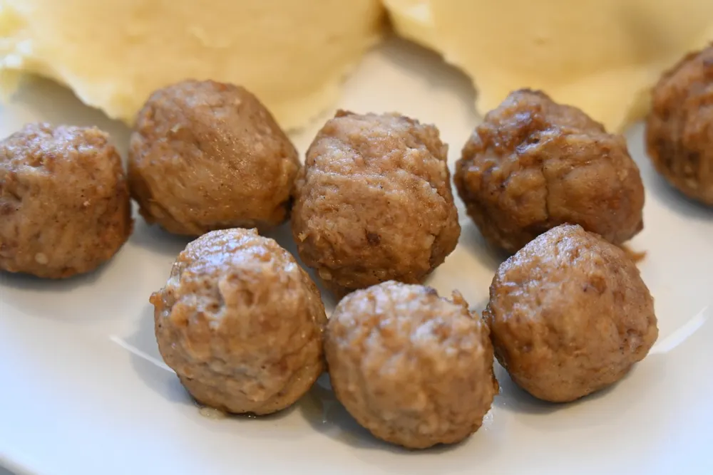 La receta de albóndigas con puré permite múltiples variaciones: se puede usar carne de res, pollo, cerdo o incluso legumbres.