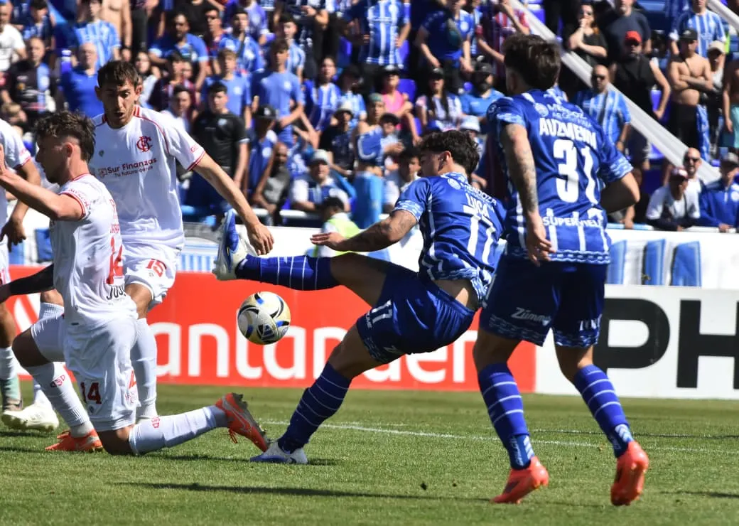 Godoy Cruz empató sin goles con Barracas y extendió a cinco partidos la racha sin ganar en el Gambarte.