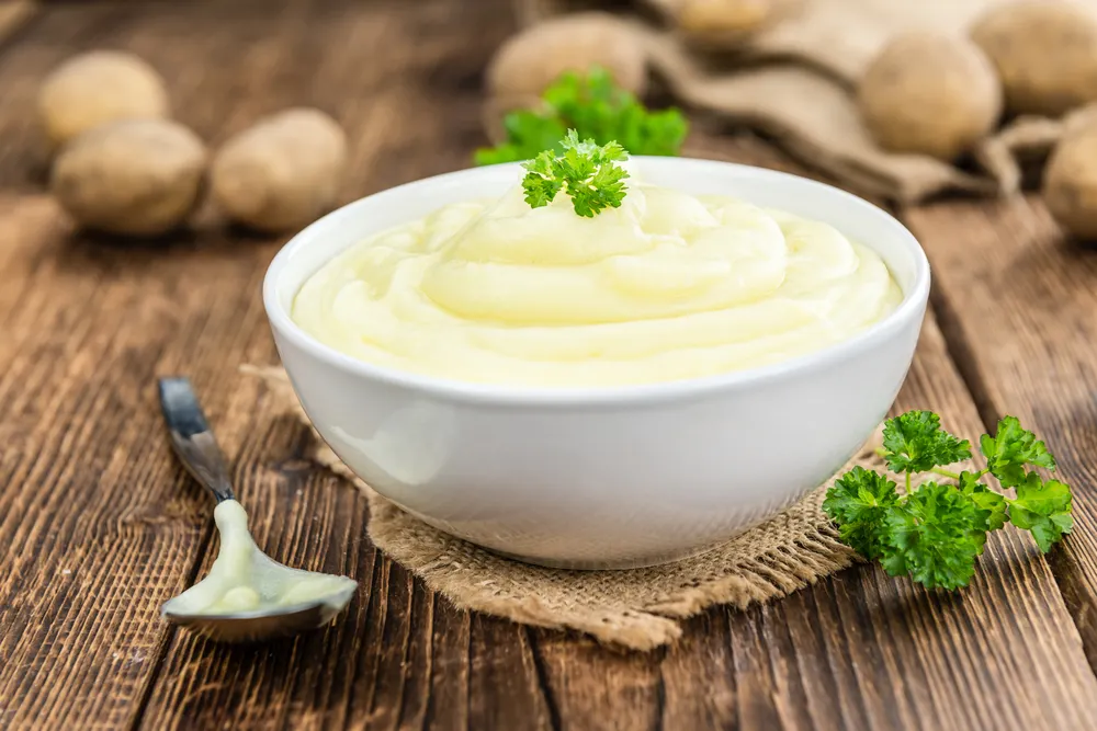 La receta tradicional solo lleva papas, leche, manteca y sal, pero admite muchas variantes según el gusto personal.
