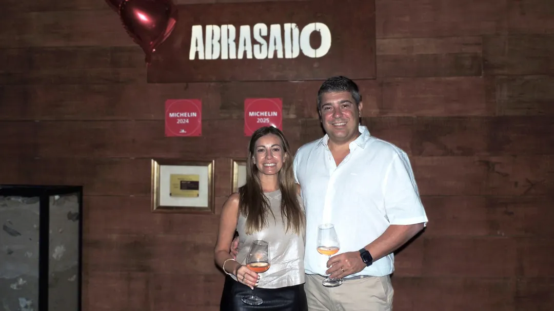 Sonrisas y un espumante para el choque de copas.