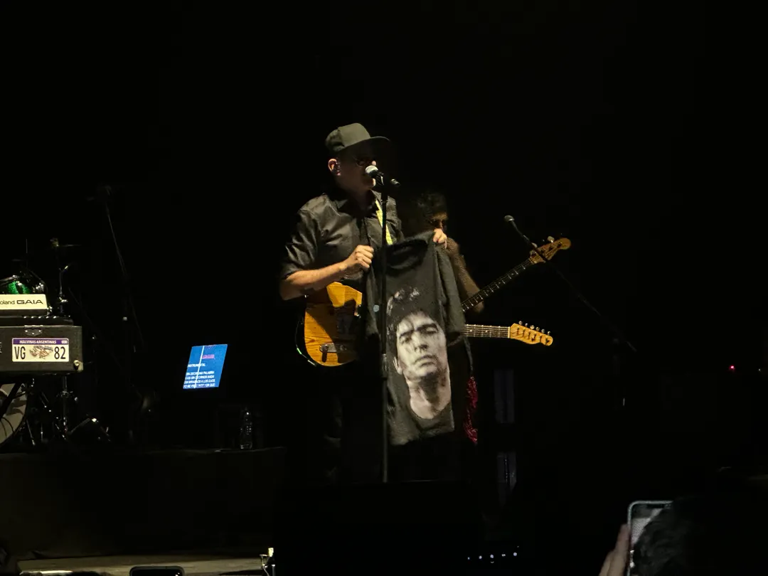 Calamaro con una camiseta de Maradona que le dieron sus fans.