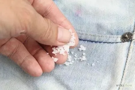 La sal es un ingrediente útil de limpieza gracias a su poder de absorción.
