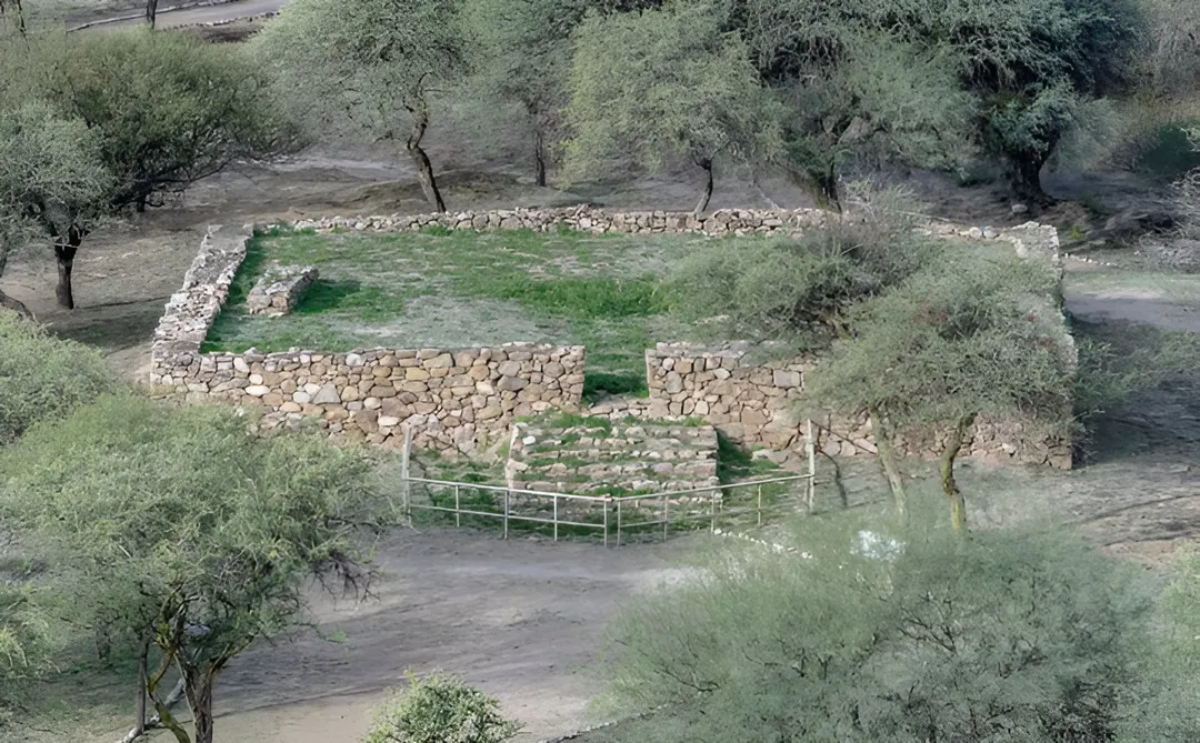 Restos de una estructura central y terrazas en este pueblo incáico, donde la historia y el paisaje se funden en uno de los sitios arqueológicos más importantes del país.  