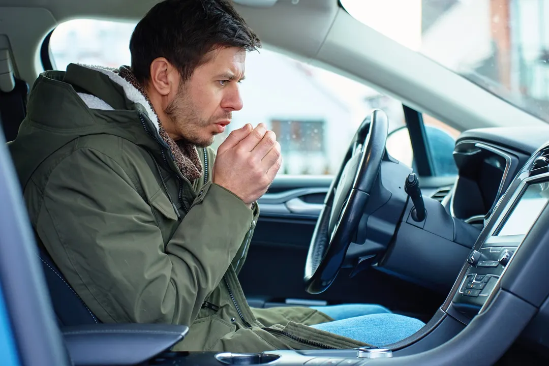 No hay que encender la calefacción apenas se suben al auto. Fuente: Shutterstock.