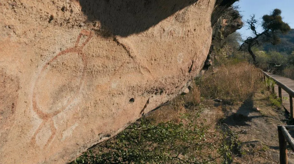 Paredes cubiertas de pictografías milenarias en Cerro Colorado, el pueblo cordobés que guarda uno de los tesoros arqueológicos más valiosos de Argentina.