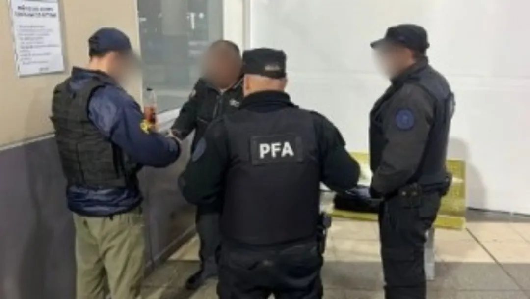 El momento previo a la detención del ciudadano peruano. 