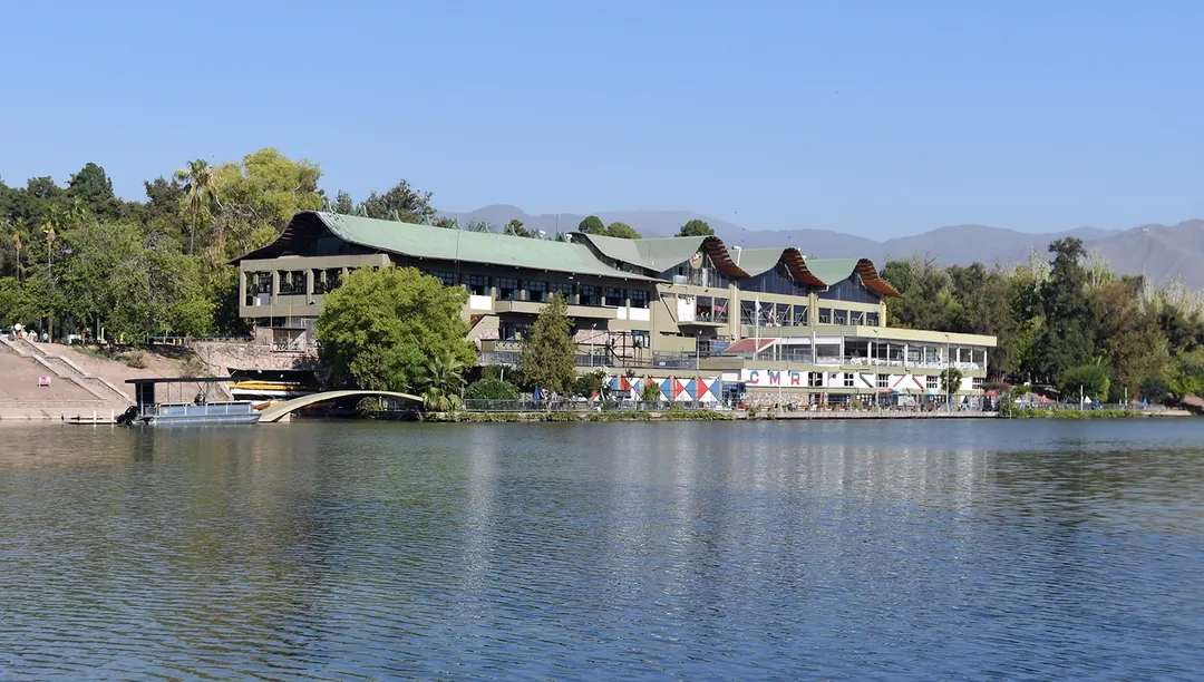 El Club Mendoza de Regatas es uno de los más emblemáticos que se emplaza en el Parque, a orillas del lago. 
