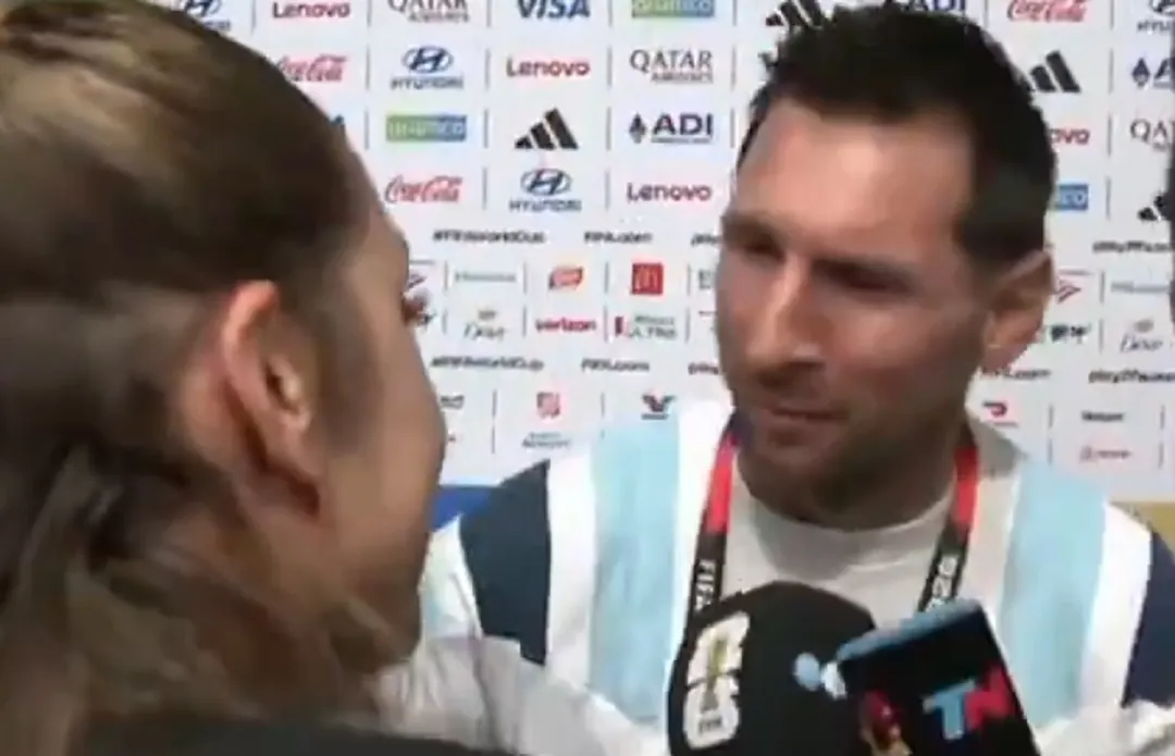 Lionel Messi junto a Sofía Martínez en la zona mixta tras el partido.