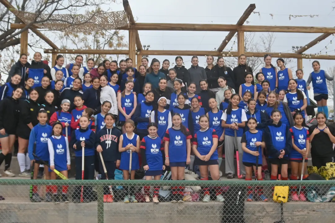 Jugadoras del hockey mendocino llegaron a Los Tordos Rugby Club para compartir una tarde con Agustina Albertario.