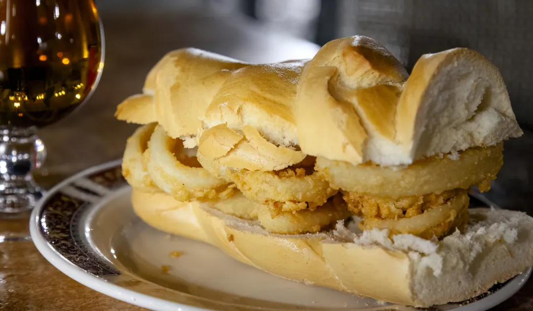 Aunque es una receta sencilla, la temperatura del aceite es clave para lograr calamares crujientes.