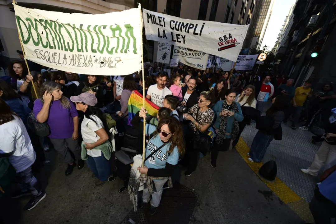 Reclamos a Milei en la marcha universitaria.