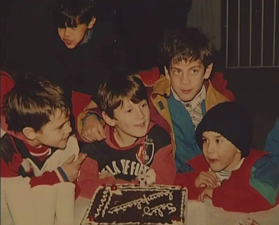 Lionel Messi de niño, celebrando su cumpleaños junto a sus amigos en Rosario. 