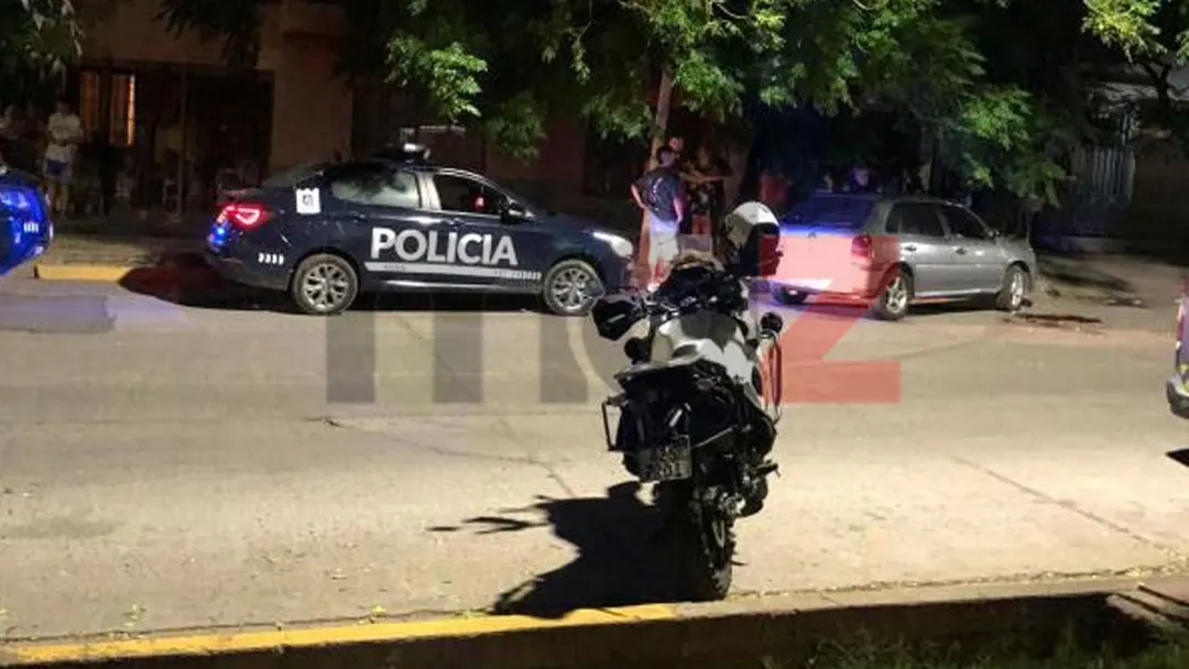 El sujeto arrastró a una persona que también tenía antecedentes bajo el auto de su pareja. 