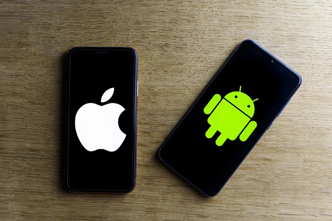 La transferencia de datos desde un iOS a un Samsung Galaxy no requiere aplicaciones extra en el equipo emisor.