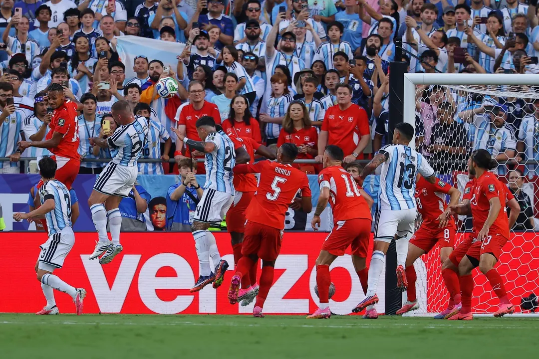 Tras el córner de Leo Messi desde la izquierda, Mac Allister se elevó más alto que todos y metió un cabezazo impecable para el 1-0 de Argentina ante Suiza. 