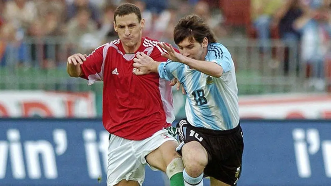 Segundos antes del golpe accidental de Lionel Messi a Vilmos Vanczák.