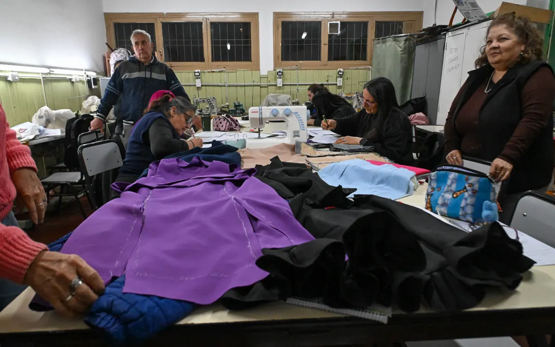 En la educación de adultos los alumnos reciben capacitaciones y cursos de oficios.