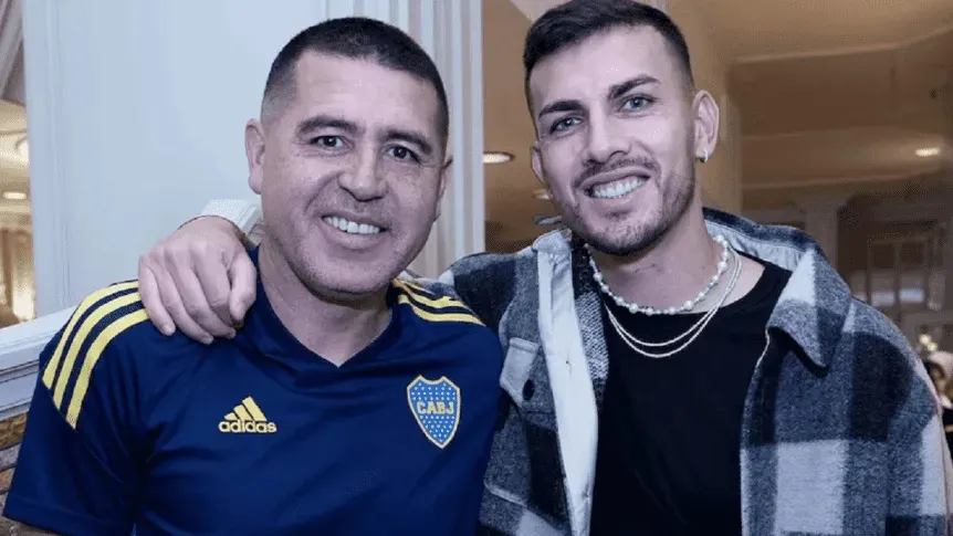 Leandro Paredes junto a Juan Román Riquelme.
