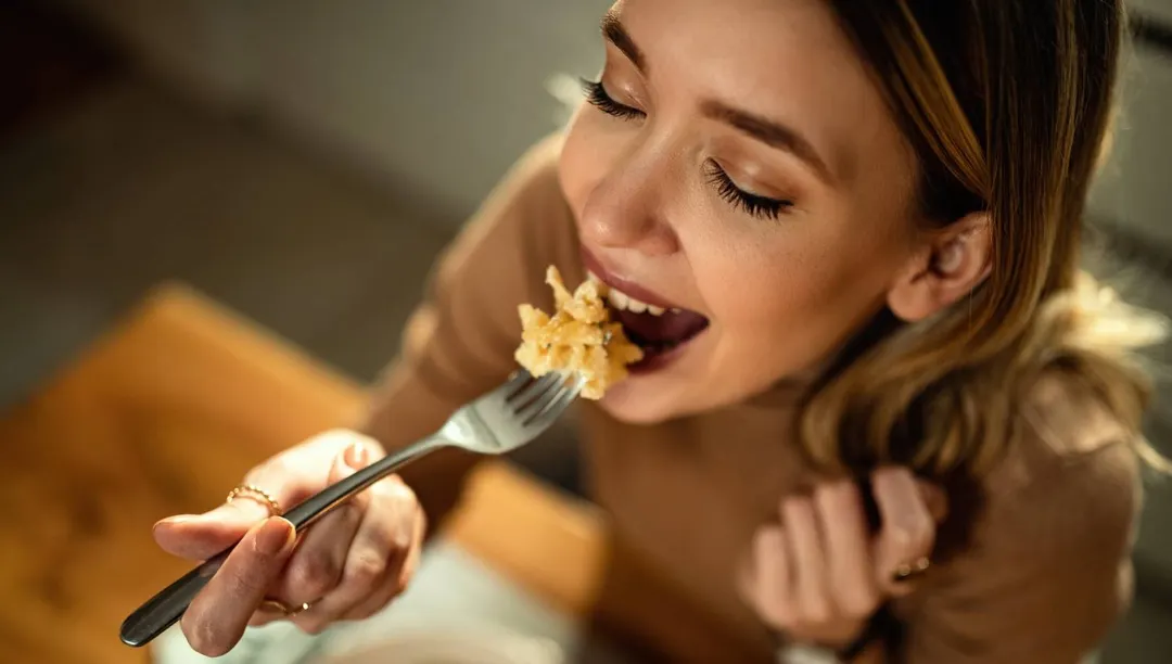 Comer pesado en la noche  (Shutterstock).