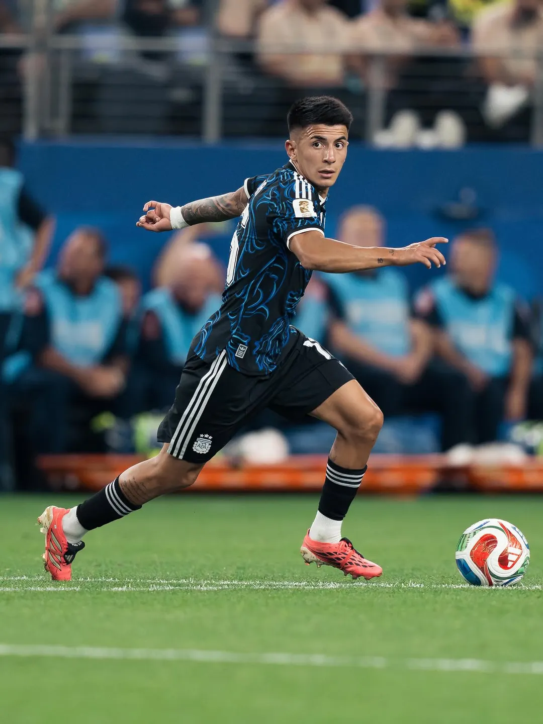Thiago Almada ya está en Argentina para sumarse esta tarde a las prácticas de River.