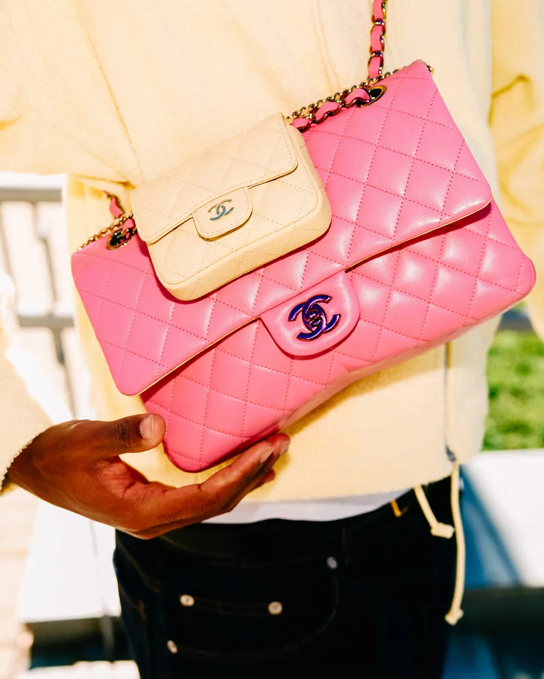 Yamal con sus dos carteras Chanel.