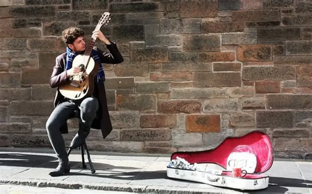 Se presenta y nos cuenta que va a compartir unas canciones con nosotros.