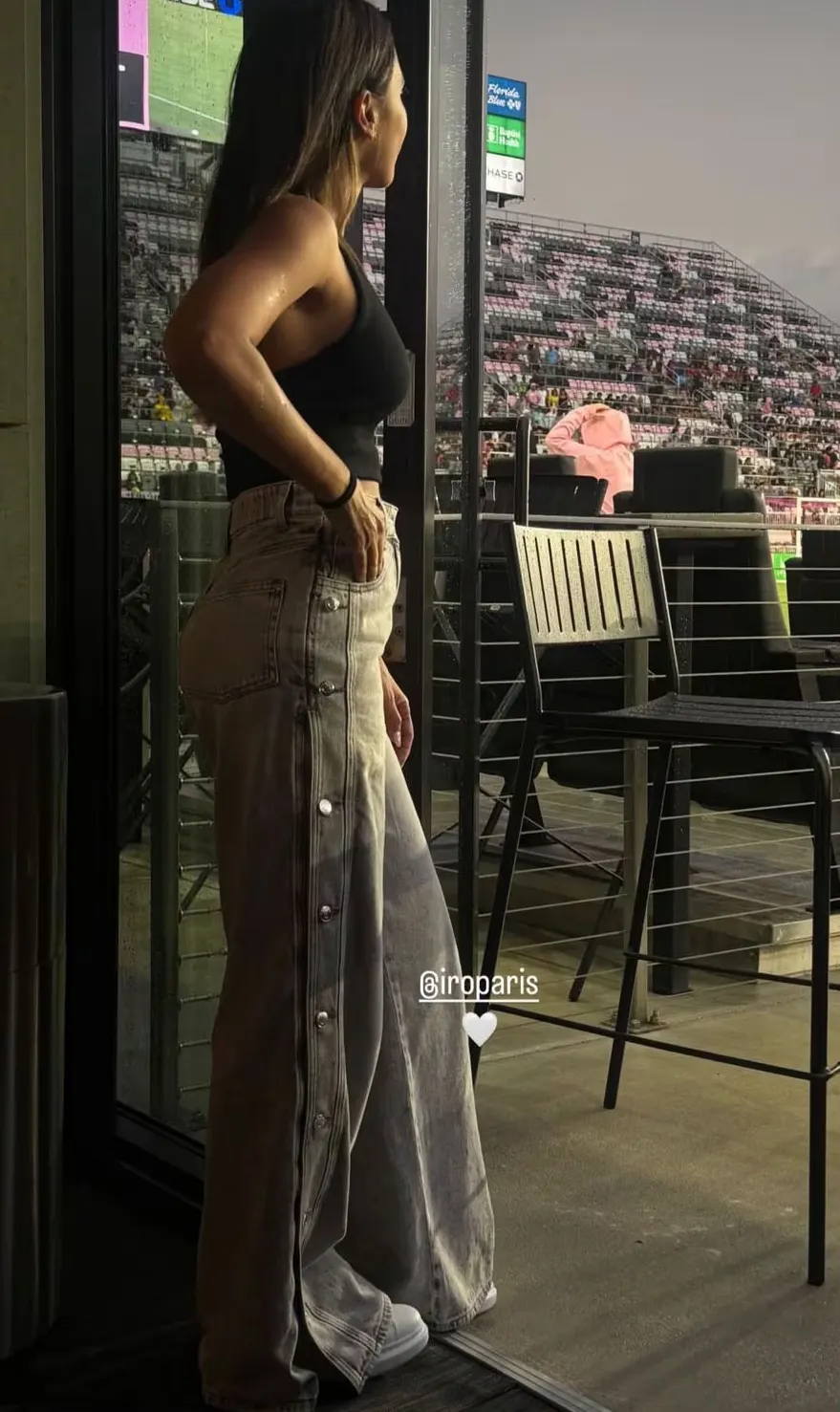 El look de Antonela Roccuzzo con jean wide leg.