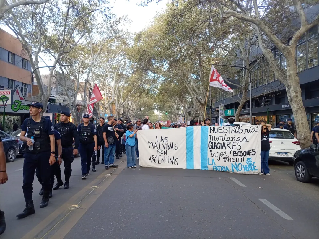 Los manifestantes se movilizaron hacia la Plaza Independencia.