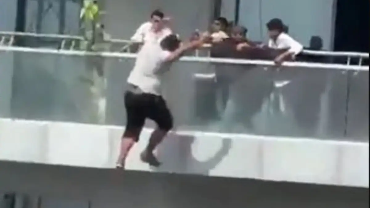 Problemas económicos y un divorcio: el impactante video de un hombre que saltó desde un piso 43 en India