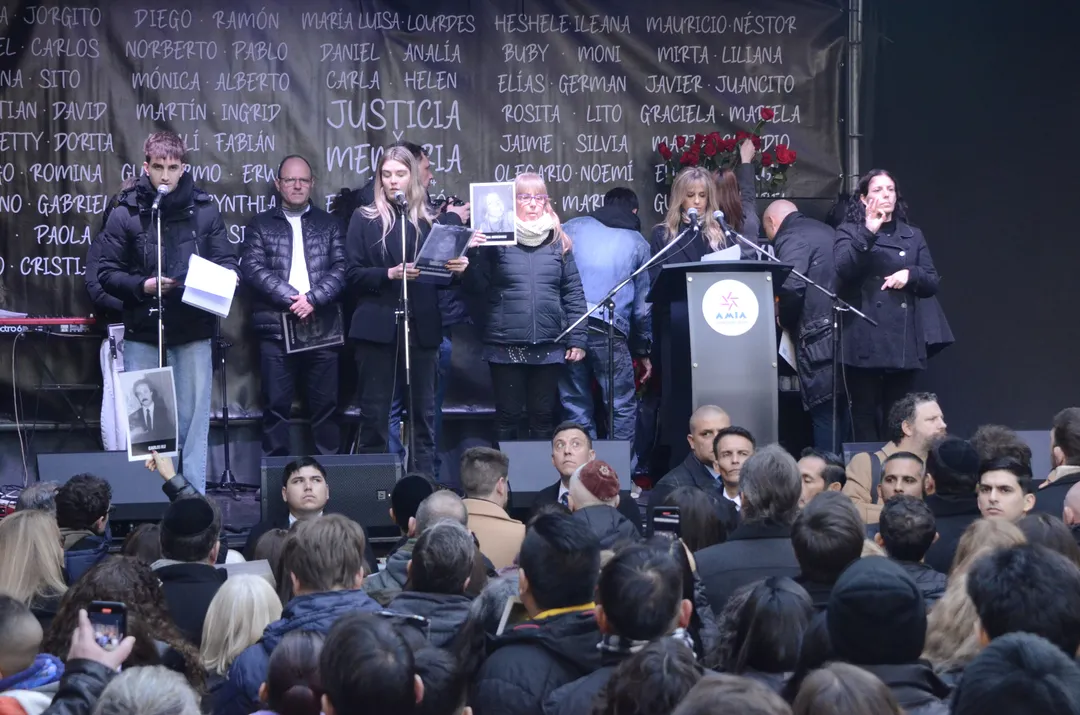 Los familiares de las víctimas del atentado de la AMIA en el acto. 
