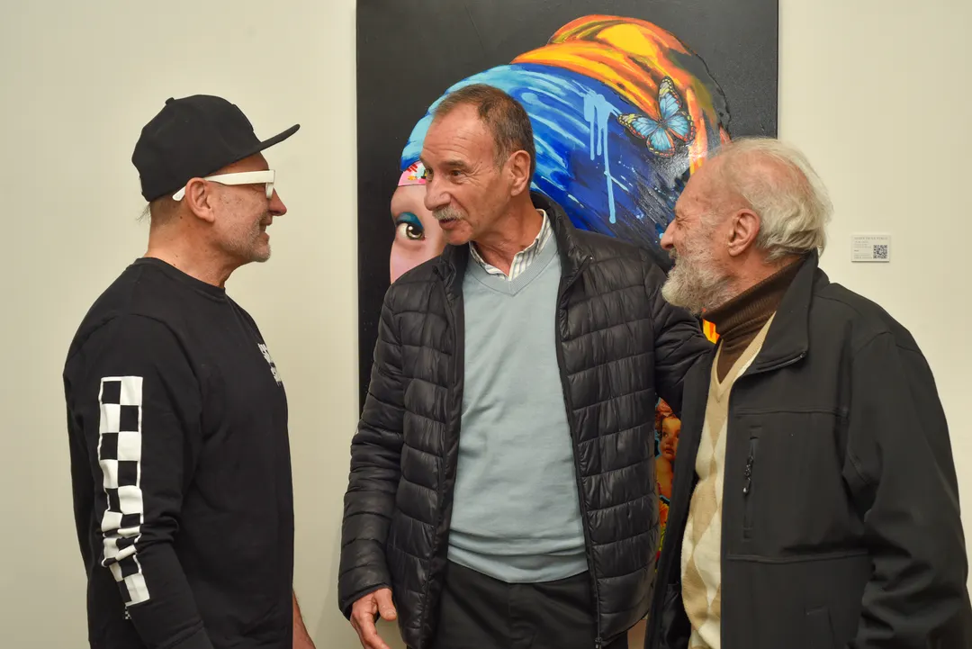  Daniel Genovesi dialogando con amigos.