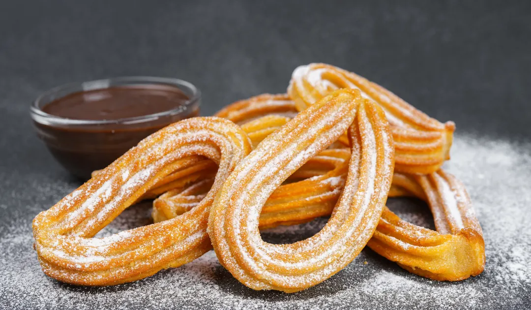 Aunque los churros llegaron de España, en México se popularizaron con un toque más dulce y crujiente, convirtiéndose en una receta emblemática de ferias y calles.