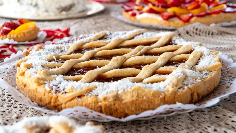 Preparar una receta de pasta frola casera permite personalizar la masa: algunos prefieren agregar ralladura de naranja o esencia de almendra para un toque distinto.