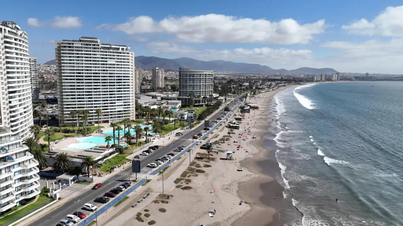 Sus extensas costas, playas y paisajes junto al océano Pacífico convierten a la región en un destino ideal para disfrutar del verano, la gastronomía marina y actividades al aire libre.