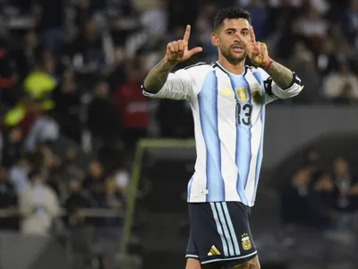 Cuti Romero, el primer capitán post era Messi: gol especial y un gestazo con la cinta al salir