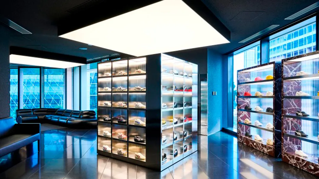 Primer piso de una tienda ( Onitsuka Tiger ) recientemente inaugurada, en el que se destaca una arquitectura que comunica la estética de esa marca, en lugar de servir simplemente como telón de fondo para lo que vende.