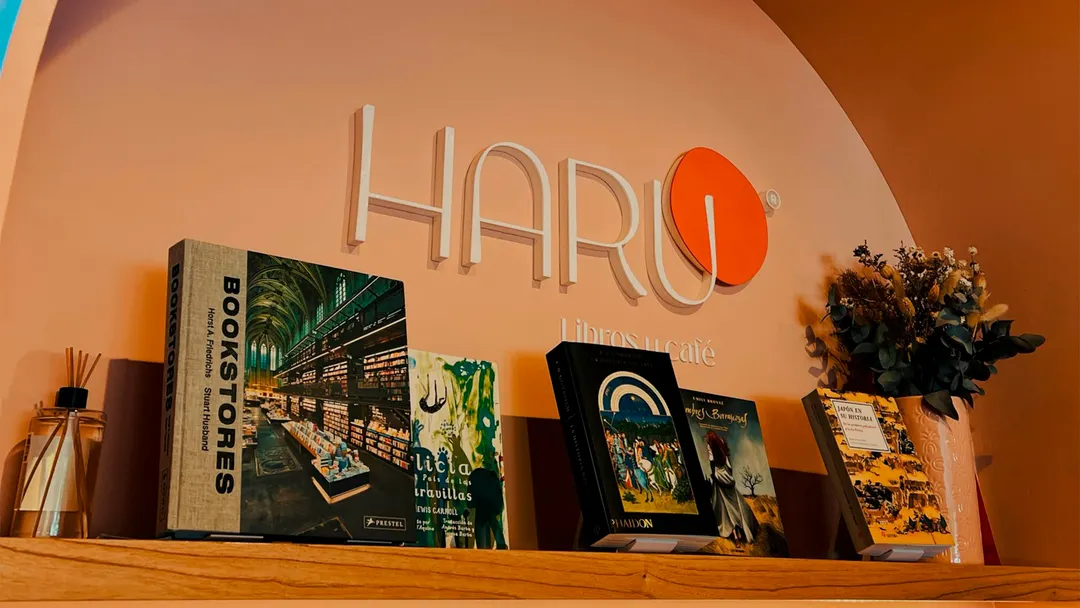Uno de los cafés con librería que se destacan en el Gran Mendoza es instagram.com/haru.librosycafe, en Chacras de Coria.