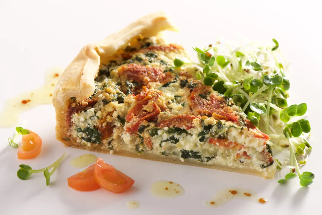 Receta de tarta salada con verduras de estación y queso.