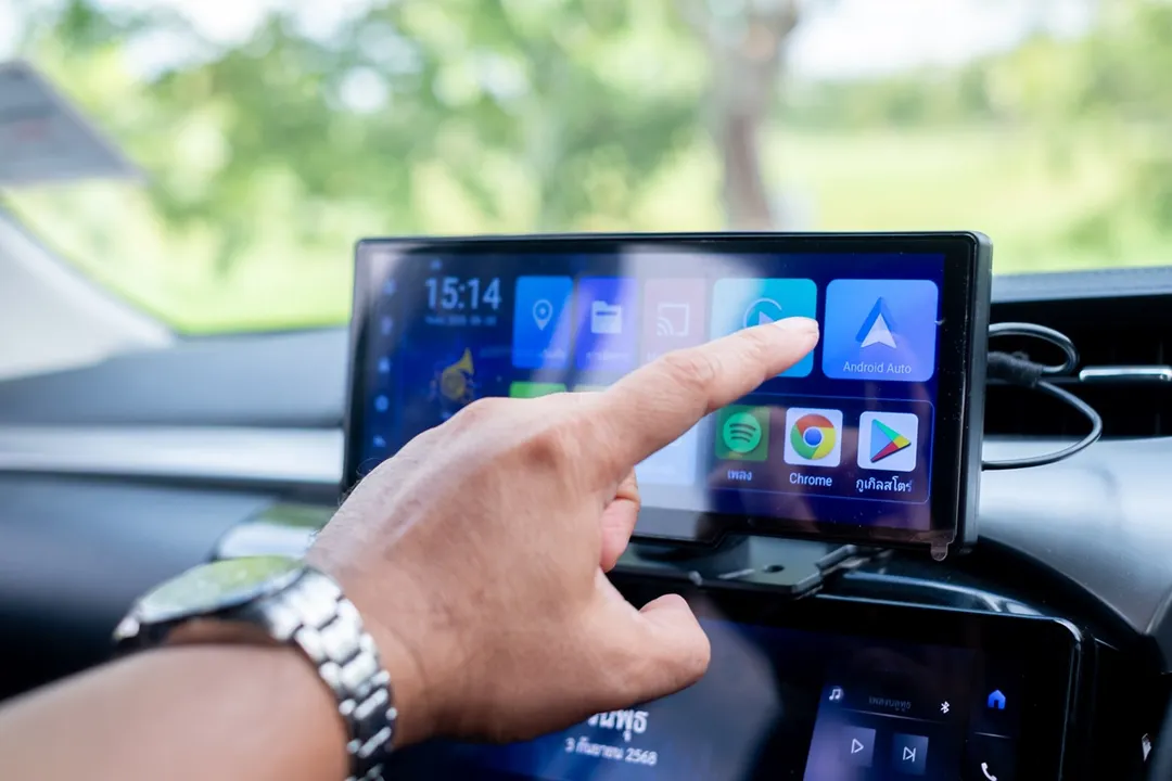 La configuración de Android Auto y Apple CarPlay transforma la experiencia de manejo diario.